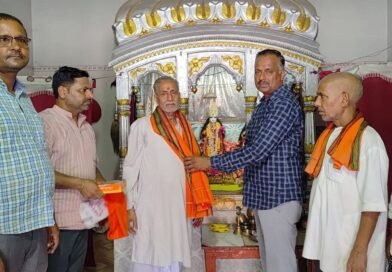 गुरु पूर्णिमा पर रवि अग्रवाल ने पंडित सत्य प्रकाश शुक्ला का सम्मान कर लिया आशीर्वाद