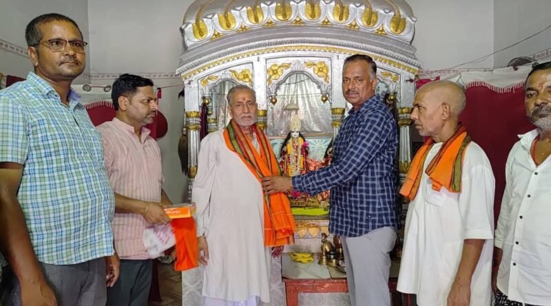 गुरु पूर्णिमा पर रवि अग्रवाल ने पंडित सत्य प्रकाश शुक्ला का सम्मान कर लिया आशीर्वाद