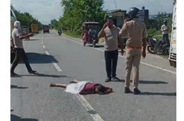 शोहरतगढ़-बढ़नी मार्ग पर रोडवेज बस हादसे के बाद मौके पर पहुंची पुलिस