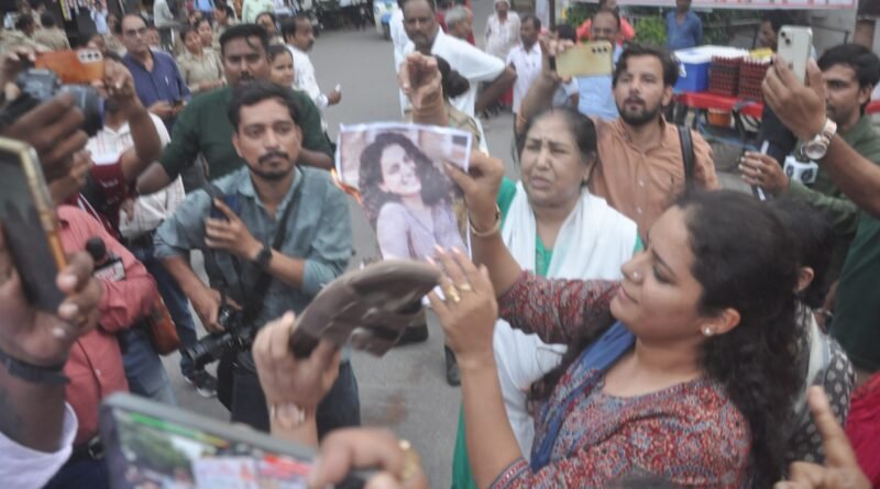 लखनऊ में कंगना रनौत के कथित बयान के विरोध में कांग्रेस महिला कार्यकर्ताओं का प्रदर्शन