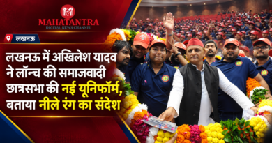 लखनऊ में अखिलेश यादव के साथ नई नीली यूनिफॉर्म पहने समाजवादी छात्रसभा के पदाधिकारी